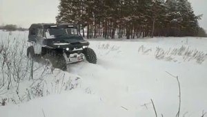 Вездеходы Тайпан по глубокому снегу.