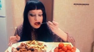 МУКБАНГ/КРЫЛЫШКИ БАРБЕКЬЮ ЖАРЕНАЯ КАРТОШКА 🥰/ОБЬЮЗЕРЫ МУЖИКИ 🥴🍟🍟🍟🍟🍟🍟🍟🍟🍛🍛🍛🍲