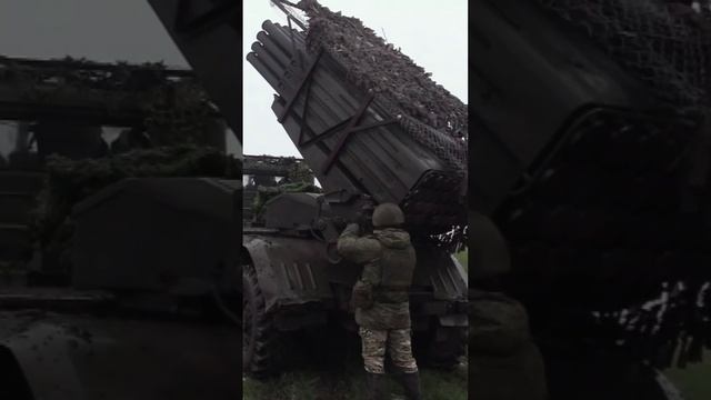 расчет наводит систему залпового огня Град