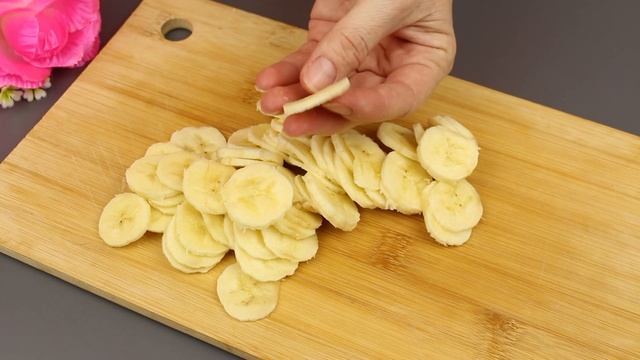 Just take oatmeal and bananas, mix everything and a healthy pie is ready. No flour! No white sugar! смотреть онлайн