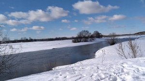 Голубое небо и перьевые облака красиво плывут в районе реки Клязьма