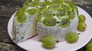 Торт без выпечки из творога с крыжовником