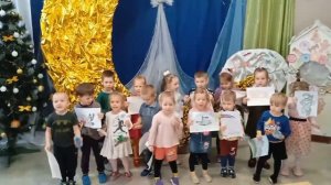 Дети передают "Печкину" рисунки для бойцов