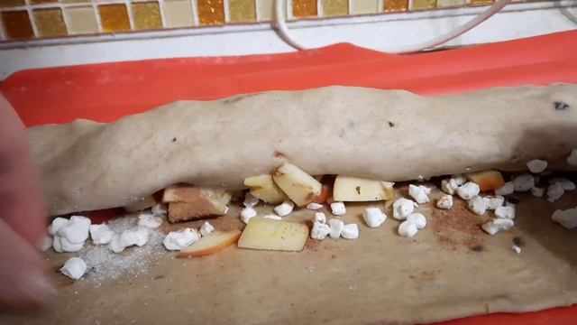 Плетёнка с яблоками и творогом.