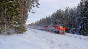 В солнечный день ТЭП70-0470 с пассажирским поездом №033Я Москва-Сыктывкар