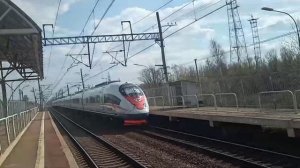 25 апреля 2023. Высокоскоростной электропоезд Сапсан ЭВС1-14 пролетает мимо станции Поповка в Москв