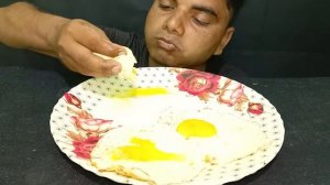ASMR 🔥 SUNNY SIDE UP EGGS EATING / EATING SPICY HALF FRIED EGGS @MaddyEats
