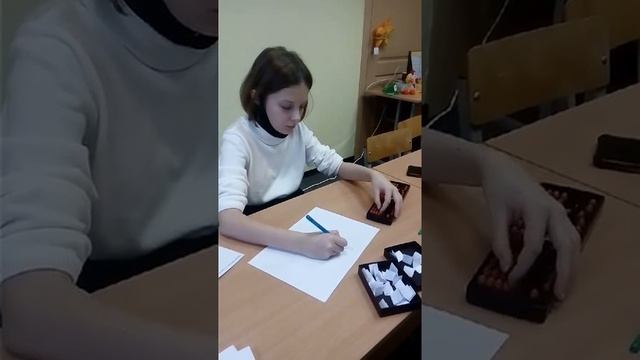 Ментальная арифметика в Новополоцке  Считает в уме, левой рукой откладывает на счетах, правой рисуе