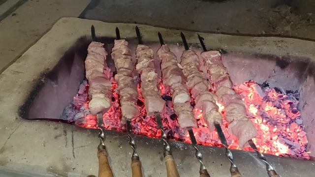 Жарю вкусное мясо с отцом! ШАШЛЫК из свинины, сочный ШАШЛЫК, ШАШЛЫК на кирпичном мангале! смотреть онлайн