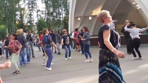 ПУСТЬ ПЛАЧУТ ТЕ, КОМУ МЫ НЕ ДОСТАЛИСЬ!🕺💃👍/ВЕСЁЛЫЕ ТАНЦЫ В ПАРКЕ ГОРЬКОГО ХАРЬКОВ СЕНТЯБРЬ 2021