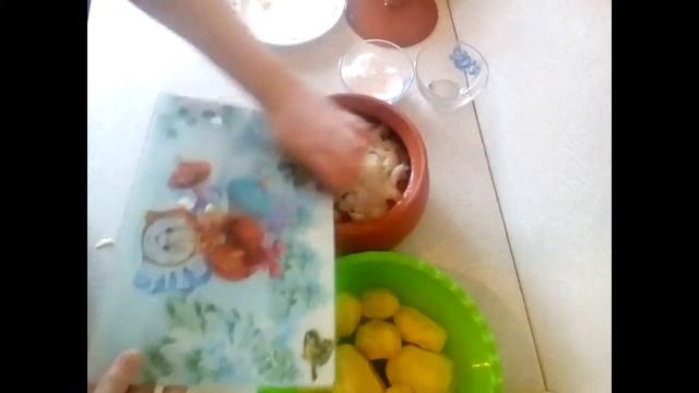 Картошка с мясом в горшочке.