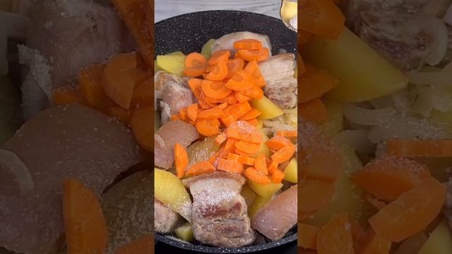 Рецепт приготовления свиной грудинки с картошкой🥩