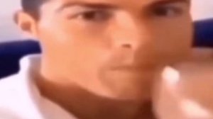 роналду пьет и улыбается