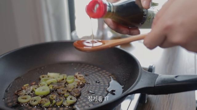 양배추의 아삭한 식감과 단맛 참치의 기름진 맛의 조합 양배추참치덮밥 A bowl of rice topped with tuna and cabbage смотреть онлайн