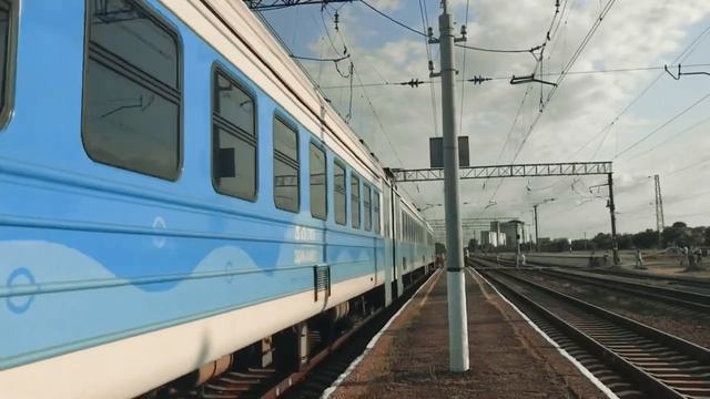 Девушка - помощник машиниста ЭД4М на маршруте Симферополь - Солёное озеро смотреть онлайн