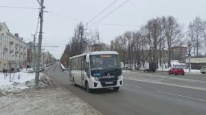 Автобусы ПАЗ-4232 и ПАЗ-320415-04 Vector Next на Октябрьском проспекте в г. Киров (10.01.2024)