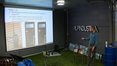 Способы связи в горах: спутниковая и радиосвязь.