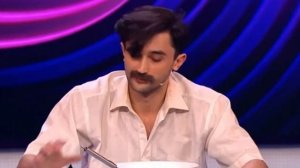 Рустам Рептилоид ест чай, на протяжении двух минут!!!!