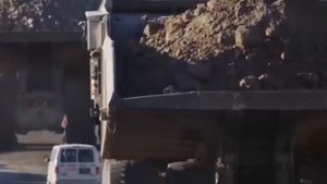 .......Ты только посмотри на эту мощь ! . Самые большие самосвалы в работе......