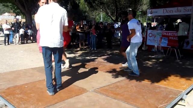 Démo de salsa au forum des asso de Prades par l'équipe Salsalunya