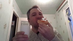АСМР ИТИНГ. КУШАЮ БУТЕРБРОД С АБРИКОСОВЫМ ВАРЕНЬЕМ И ПЬЮ МОЛОКО