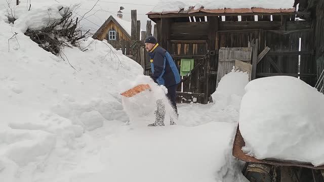 СНЕГА ПО КОЛЕНО / ПРОБИВАЮ ДОРОГУ К ДОМУ // Деревенька на Урале.