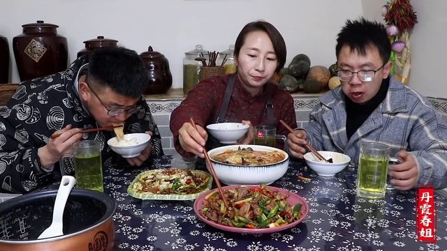 【丹霞春姐】家里还剩根牛舌，春姐做爆炒牛舌，配上粉汤，俩弟弟吃的太香了