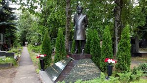 Памятник Владимиру Жириновскому на Новодевичьем кладбище в Москве