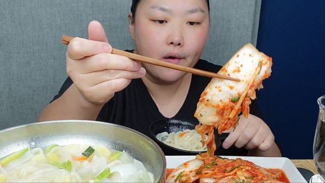 요리먹방 갓 담은 김치에 감자 칼국수(ft.먹는날엔 비가왔는데... 오늘은 해가 쨍) ♥ 리얼사운드 ASMR MUKBANG Eating show Real sound
