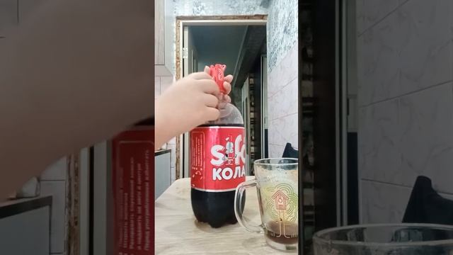 как налить в стакан газировка с сифона
