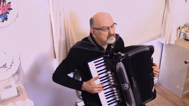 "Бетховен:Менюэт соль мажор-Beethoven Minuet in GM" на аккордеоне "бассети" on bassetti accordion смотреть онлайн