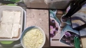 Горячий семейный бутерброд с моцареллой, ветчиной и помидором.