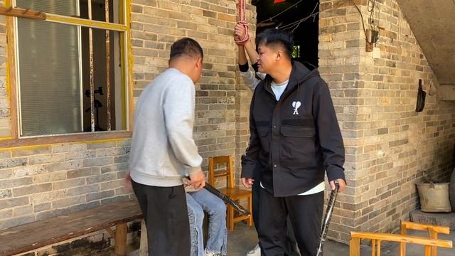美女被绑匪抓到村子里，倔强美女叫醒其他受害人，不仅成功自救还把绑匪送进监狱【小宾厂长】