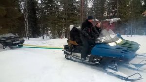 2 снегохода вытаскивают машину из сугроба