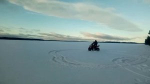 катание на квадроцикле зимой по скользкому льду и по снегу дрифт