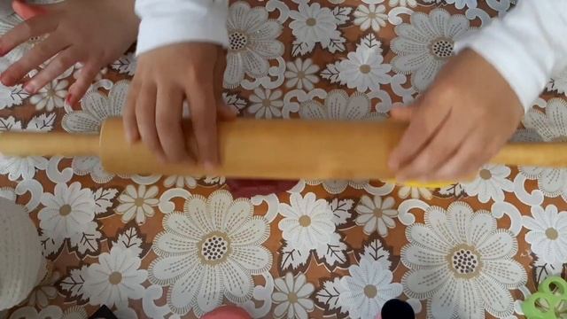 Ліпимо пончики із солоного тіста для Єдинорога. Творча майстерня Єви та Арсенії. смотреть онлайн