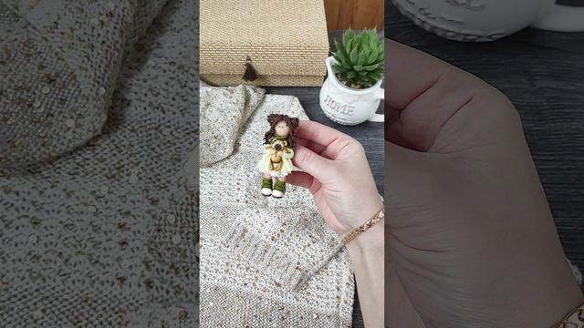 Брошка куколка из полимерной глины
