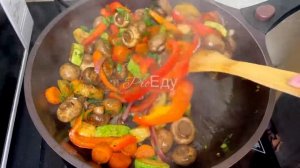 Вкусный перекус или ужин на скорую руку. Чиабатта с сочной и нежной говядиной, и жареными овощами.