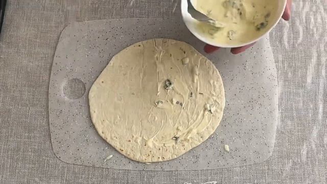 Лепёшки с начинкой из куриной грудки. Очень просто и вкусно!