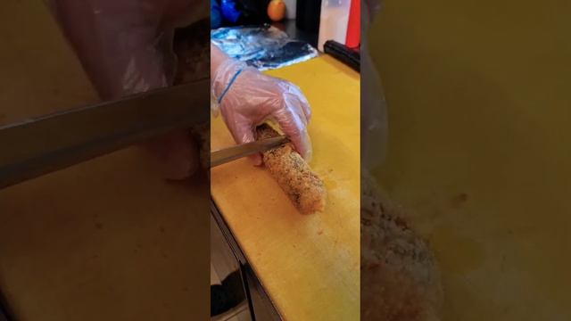 Горячий ролл Том-Ям с лососем и креветками 🍱японская кухня ✅ смотреть онлайн