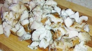 Салат с ананасом,курицей,сыром и чесноком.С ярким и неповторимым вкусом.Готовится просто и быстро.