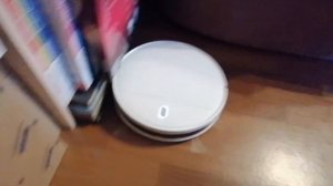 Как убирается робот пылесос мы пьем чай