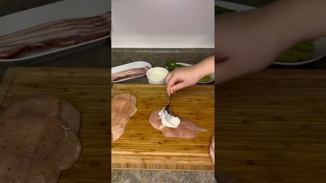 Ну очень вкусные куриные рулетики в беконе с крем-сыром и спаржей 😋 смотреть онлайн