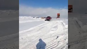 Автомобиль Тойота Хайлюкс на гусеницах обкатка