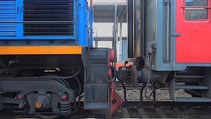 Railway. Coupling Locomotive with Cars / Сцепка локомотива ТЕМ2 со скорым поездом "Россия"