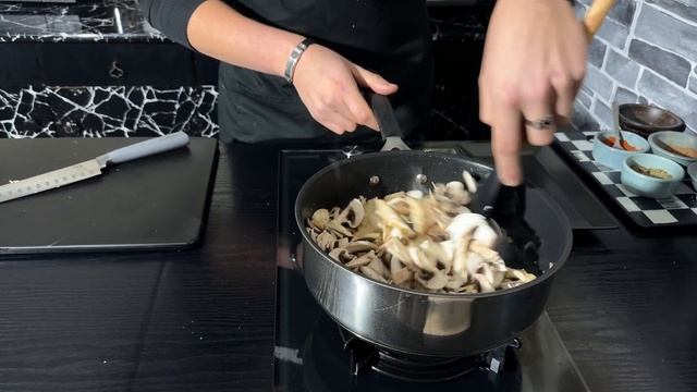 ЖЮЛЬЕН с курицей и грибами смотреть онлайн