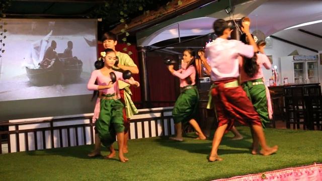 Танцоры Камбоджи с кухонной утварью. Dancers of Cambodia. смотреть онлайн