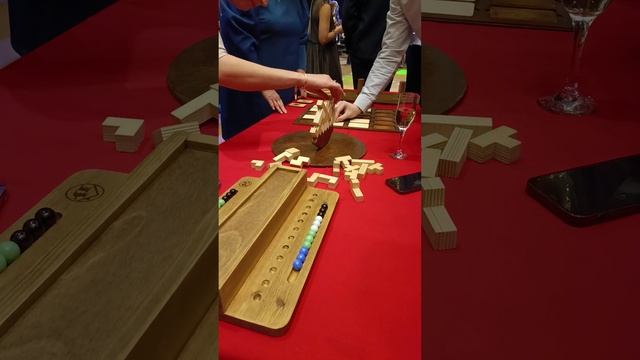 Деревянная игра на сохранение баланса на качающейся платформе с фигурами тетрамино смотреть онлайн