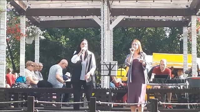 "Песни у озера" слова Инны Марухленко, музыка Виктора Юргенса.