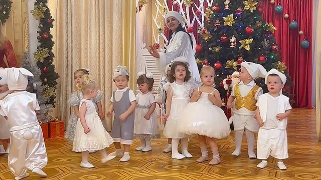 ✨🍊 Наши маленькие звёздочки из 2 группы блеснули на новогоднем утреннике! 🎄💫